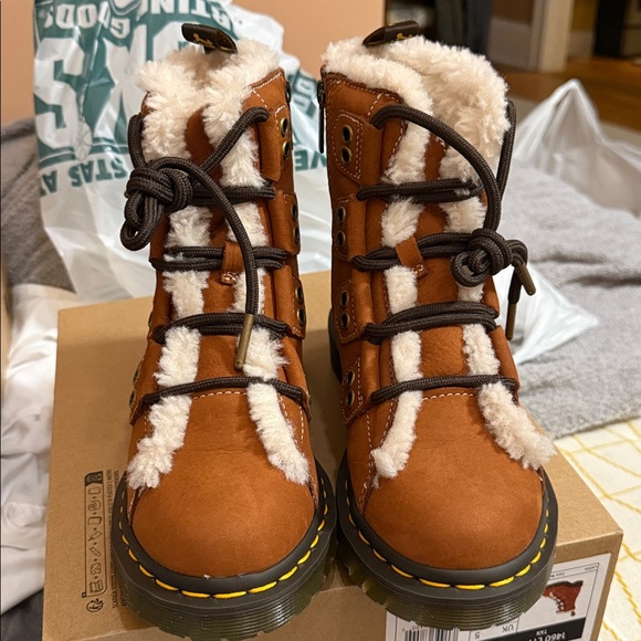 Dr. Martens 1460 Fur Lined Buttersoft Lace Up Boots Tan Brown Women’s New NWOB - Picture 2 of 7